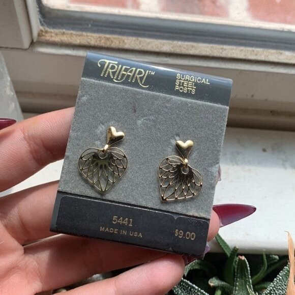 Vintage 90s Trifari Earrings Gold Tone Filigree Dangle‎ Heart Earrings - Picture 4 of 4